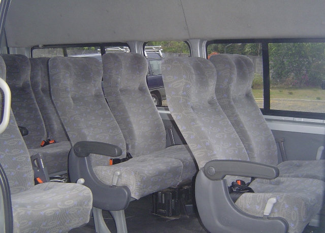 Interior y asientos de minivan en Costa Rica